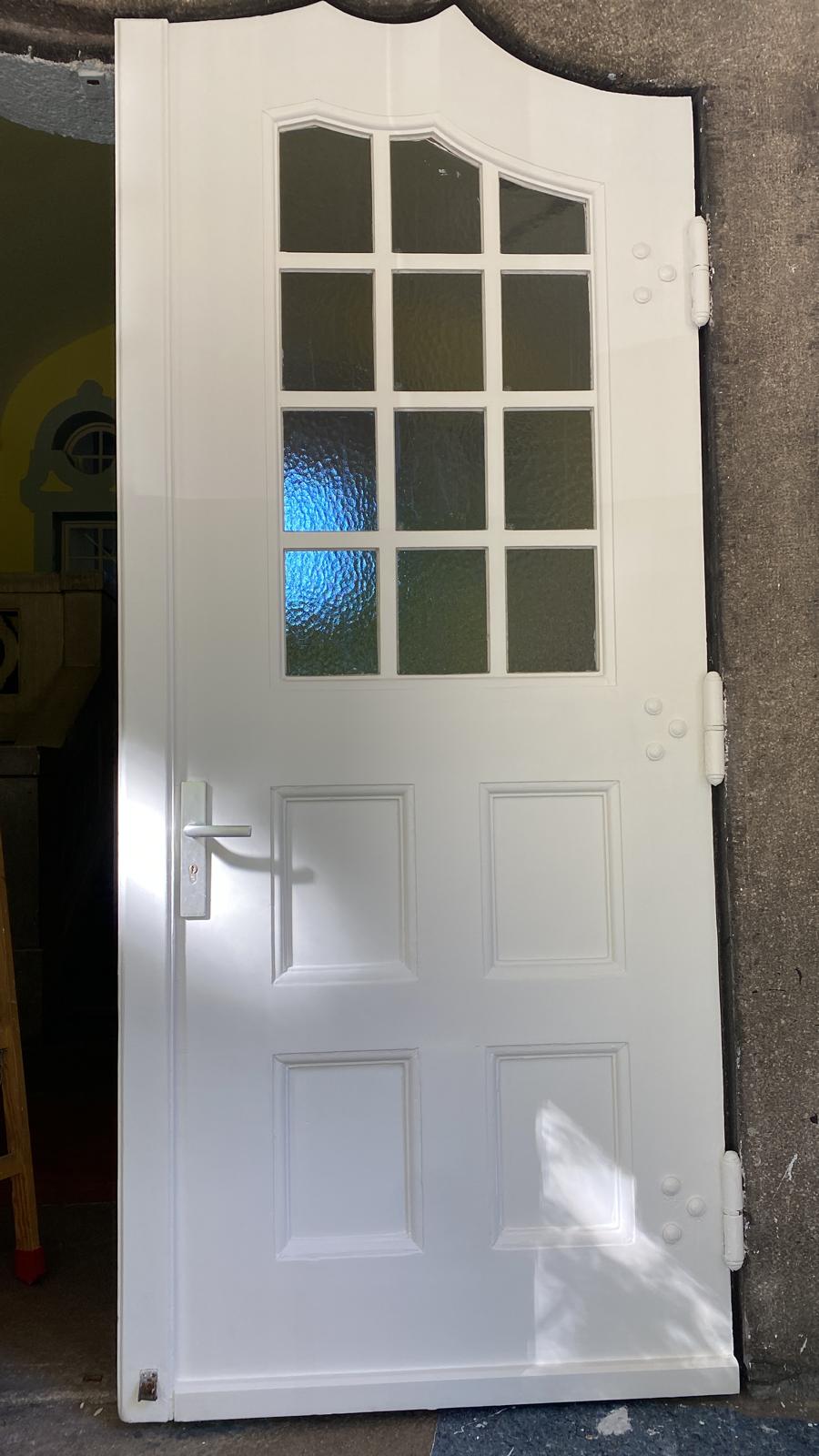 Weiß lackierte Haustür mit Glaseinsätzen – sorgfältig aufgearbeitete Holzoberfläche mit hochwertigem Lackfinish für langlebigen Schutz und elegante Optik.