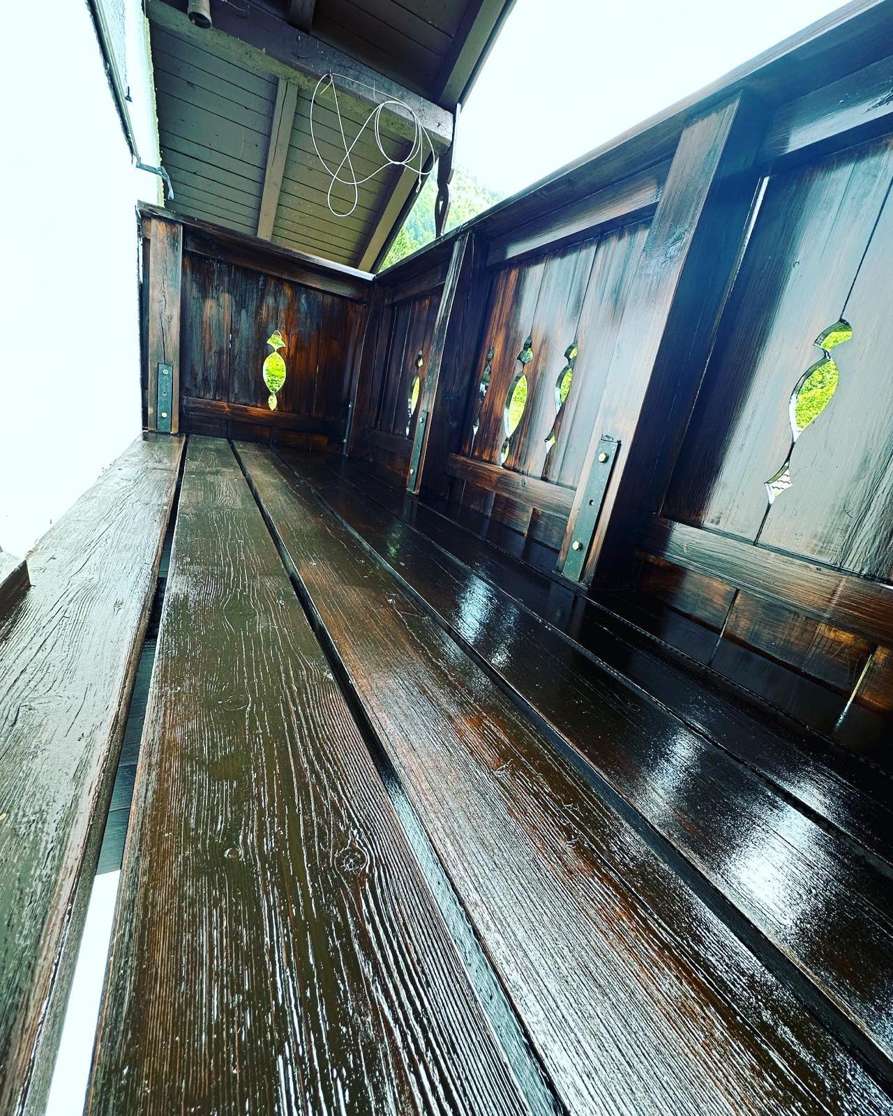 Frisch lasiertes Holzgeländer auf einem Balkon – hochwertige Lasurarbeiten mit tiefem Glanz und sichtbarer Holzmaserung für optimalen Witterungsschutz und edles Erscheinungsbild.