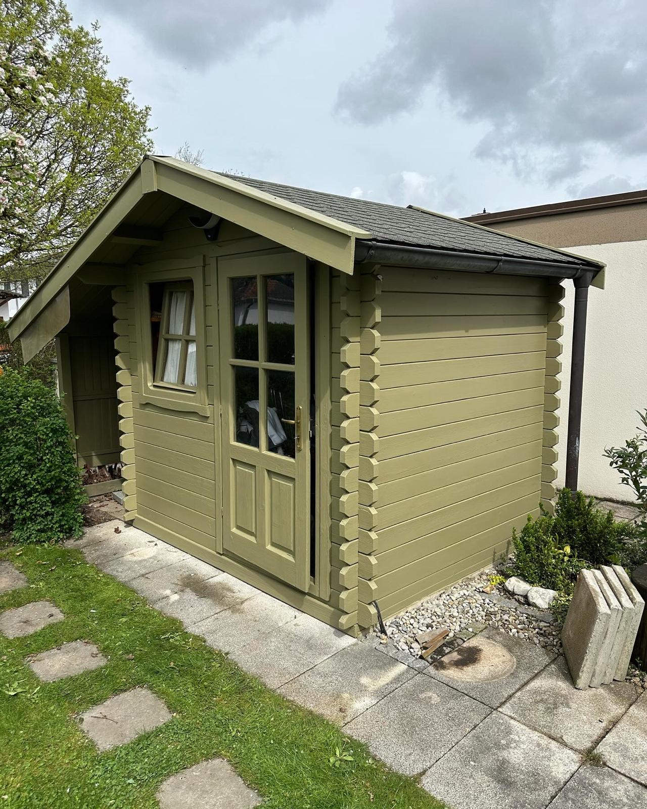 Neu lackiertes Gartenhaus in hellem Olivgrün – fachgerecht ausgeführter Holzschutzanstrich für langlebige, wetterbeständige und optisch ansprechende Außenflächen.